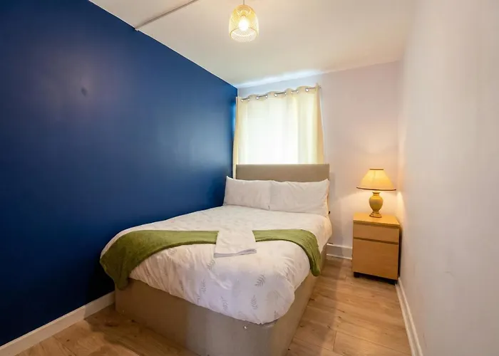 Bright Three Bedroom Home With Free Parking And Wifi