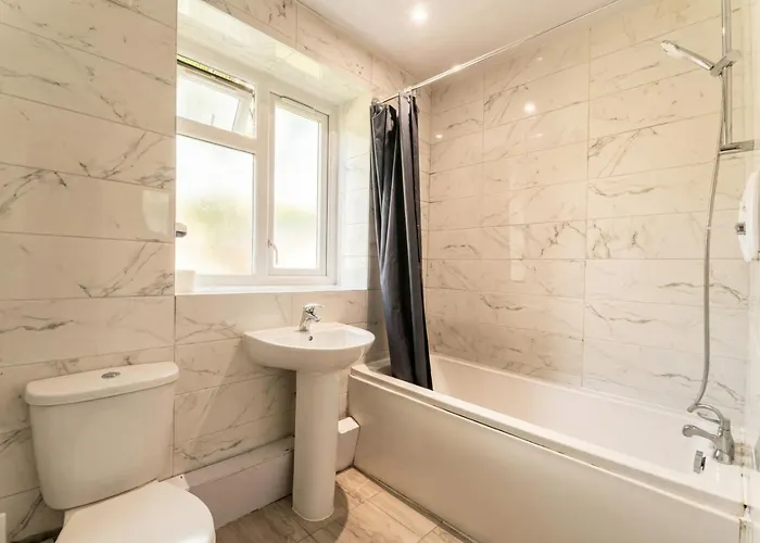 Bright Three Bedroom Home With Free Parking And Wifi