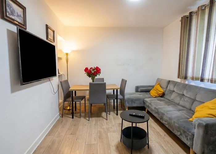 Bright Three Bedroom Home With Free Parking And Wifi